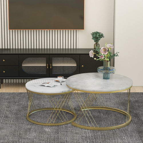 Weißer  runder Couchtisch mit eleganten goldenen Metallfüßen