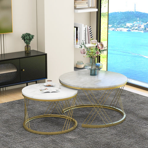 Weißer  runder Couchtisch mit eleganten goldenen Metallfüßen