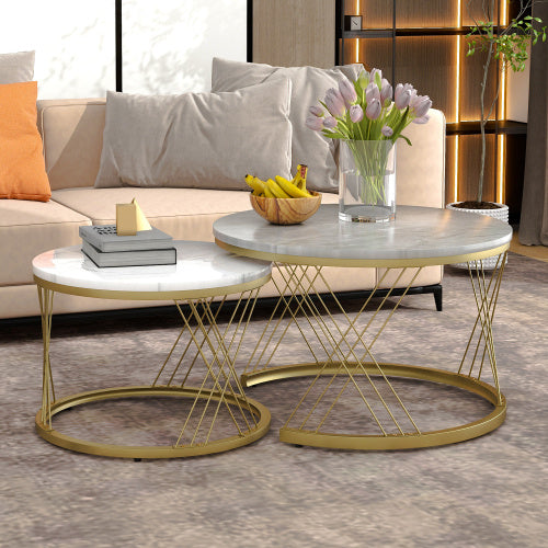 Weißer  runder Couchtisch mit eleganten goldenen Metallfüßen